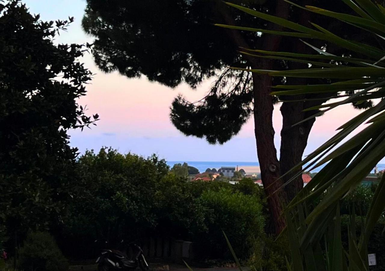 La Luna e il faló Ceriale Exterior foto
